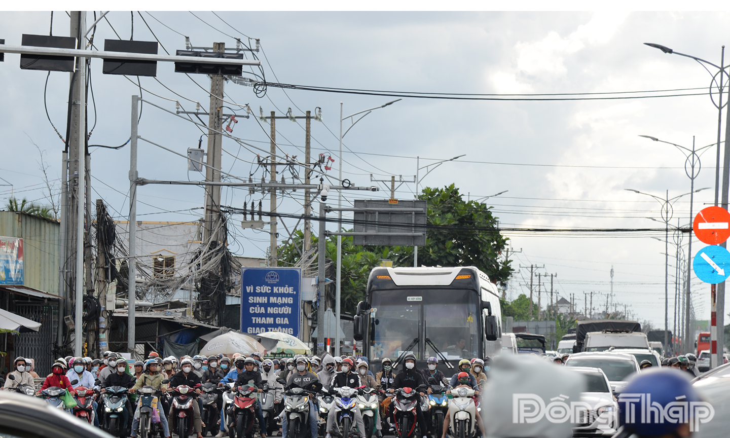 Dòng người nối đuôi nhau trên quốc lộ 1.