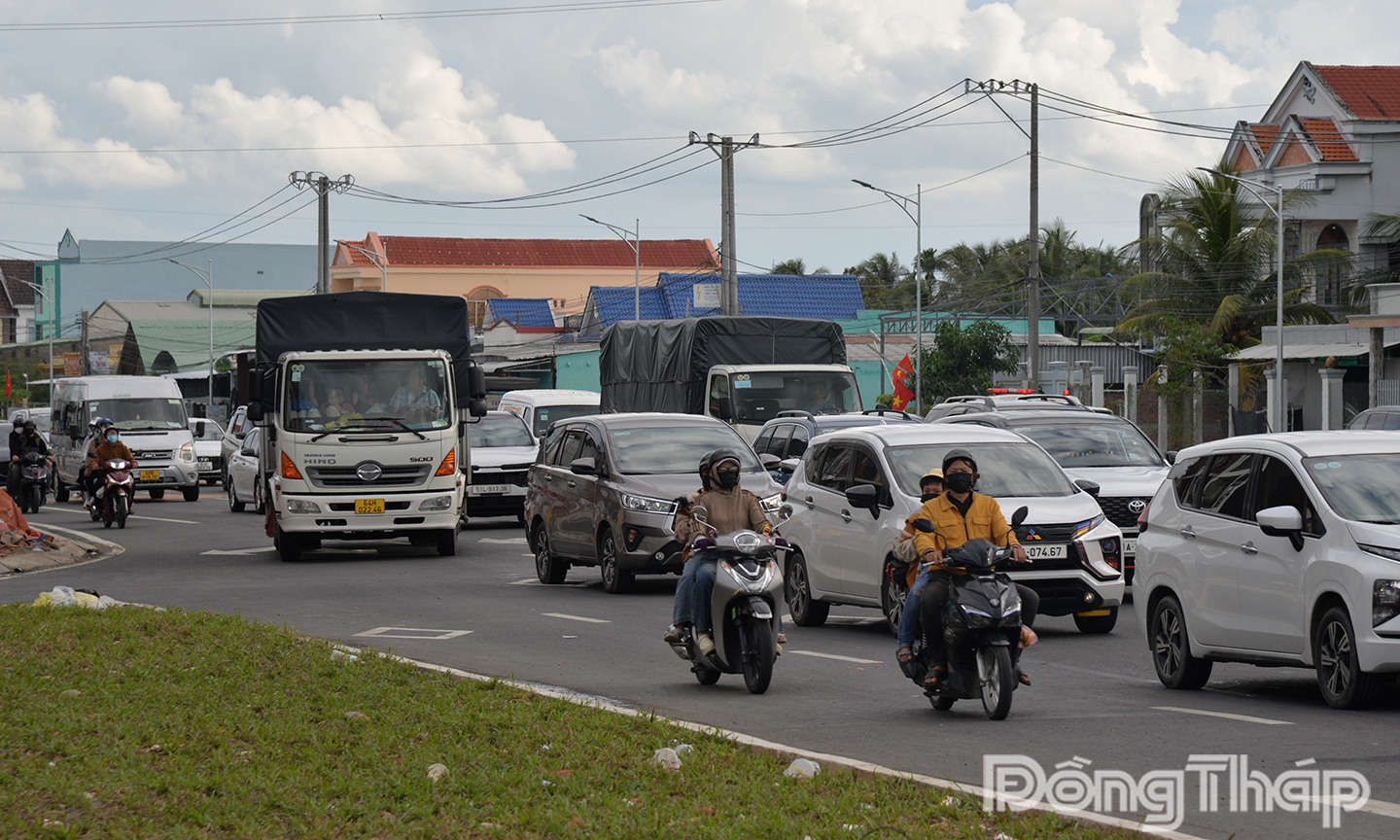 Đường dẫn vào vào Rạch Miễu 2 đông đúc phương tiện hơn so với Rạch Miễu.