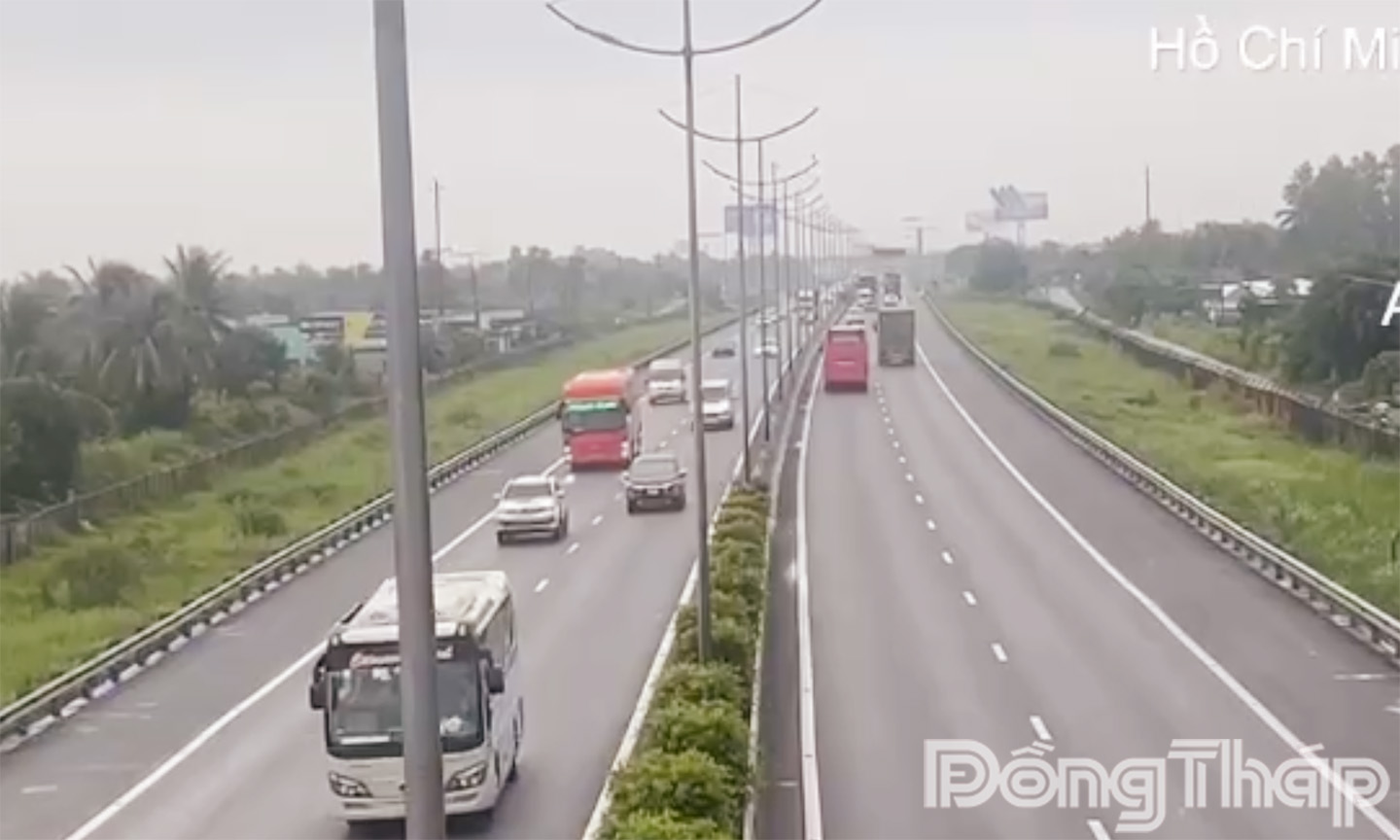 Phương tiện trên cao tốc TP.Hồ Chí Minh - TP. Cần Thơ đông đúc hơn ngày thường.