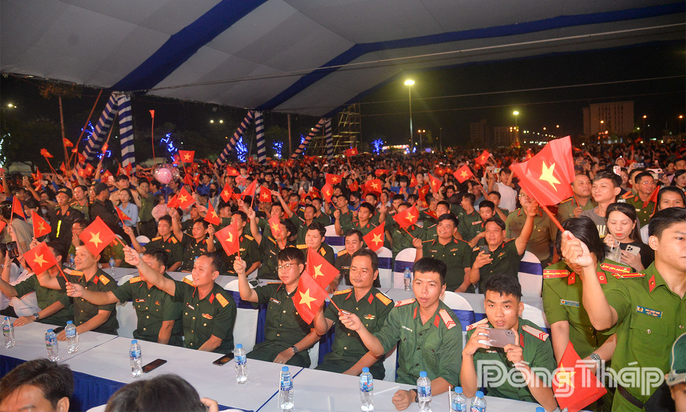 Đông đảo người dân đến thưởng thức chương trình nghệ thuật.