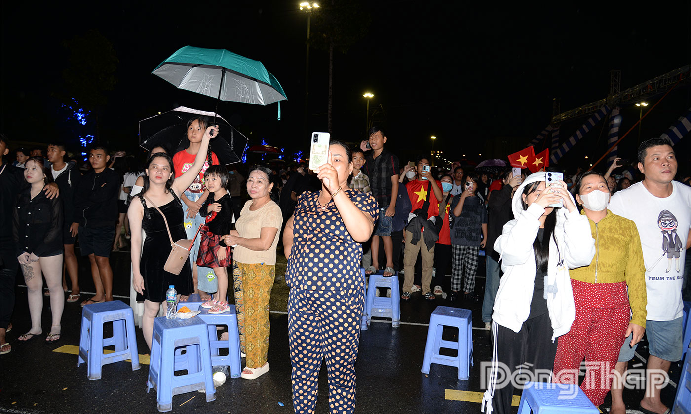 Đông đảo người dân không ngại mưa gió vẫn trụ lại để xem trình diễn pháo hoa.