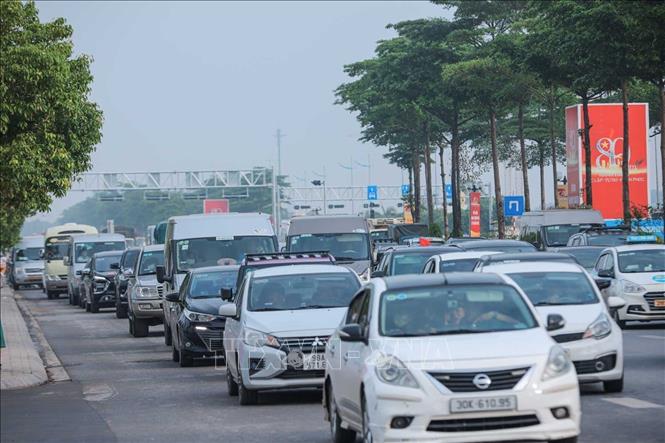 Người dân di chuyển sớm đến tham quan Trung tâm triển lãm Việt Nam. Ảnh: Hoàng Hiếu/TTXVN