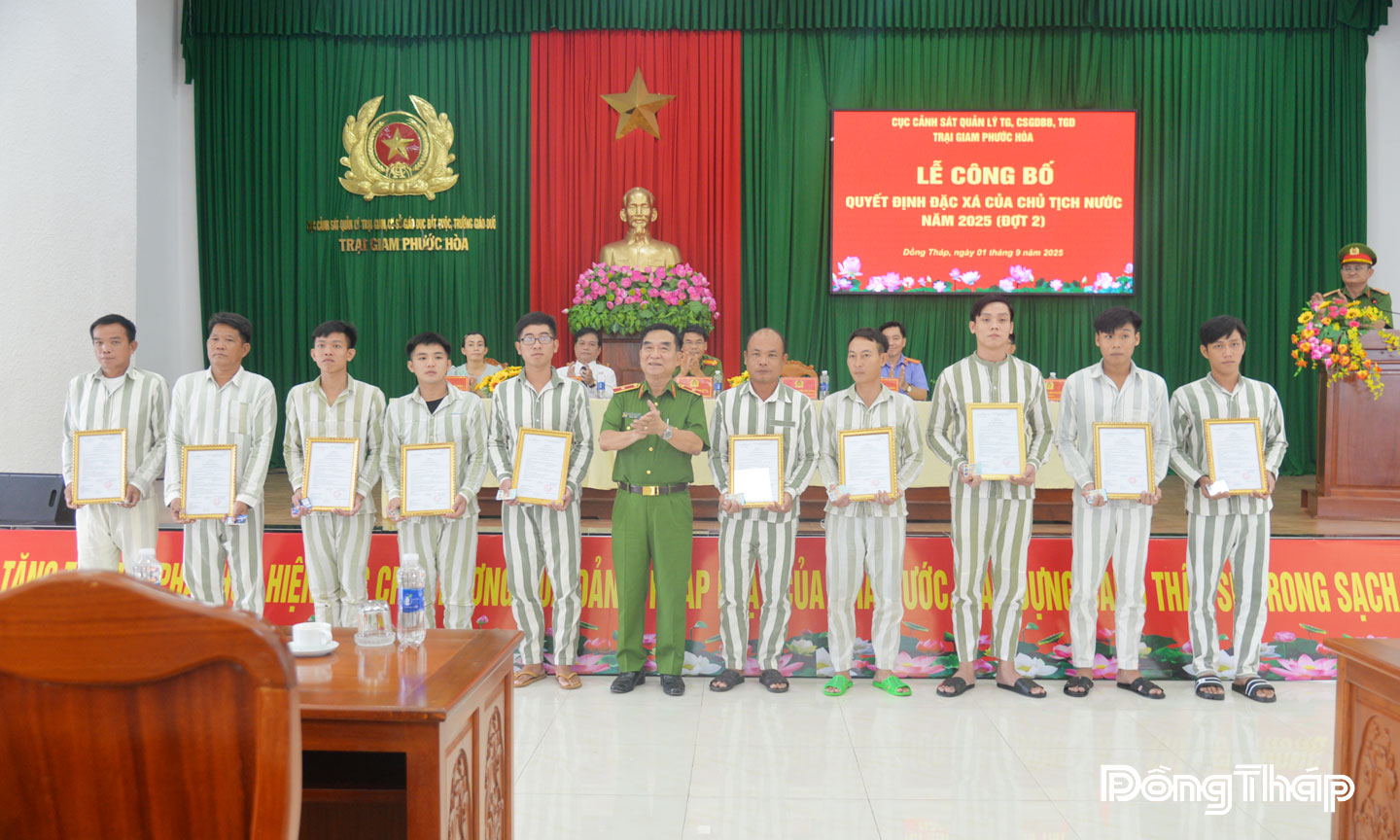 Thiếu tướng Nguyễn Việt Hùng, Phó Cục trưởng Cục C10 trao Quyết định đặc xá tại Trại giam Phước Hòa.