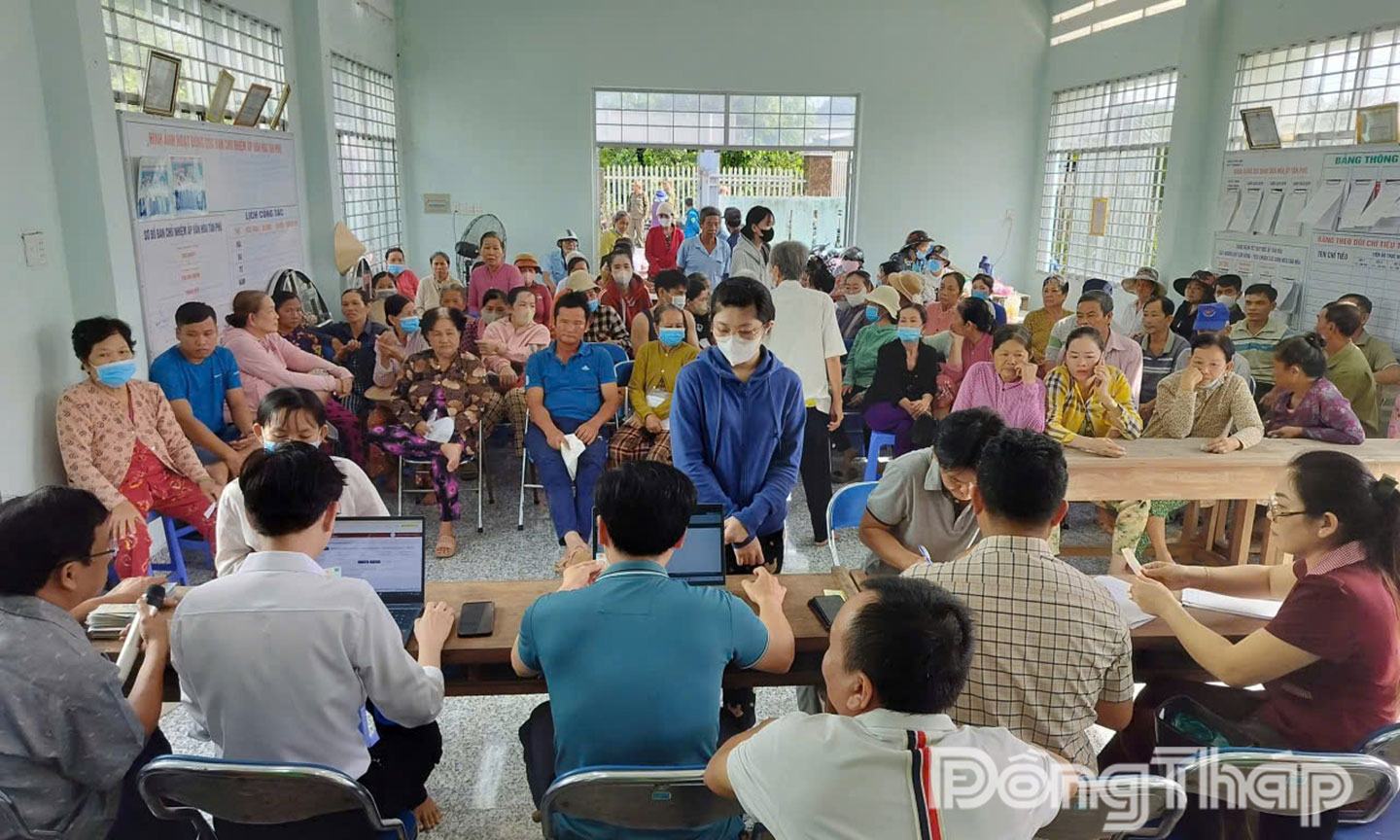 Chi trả tiền cho người dân xã Hưng Thạnh.