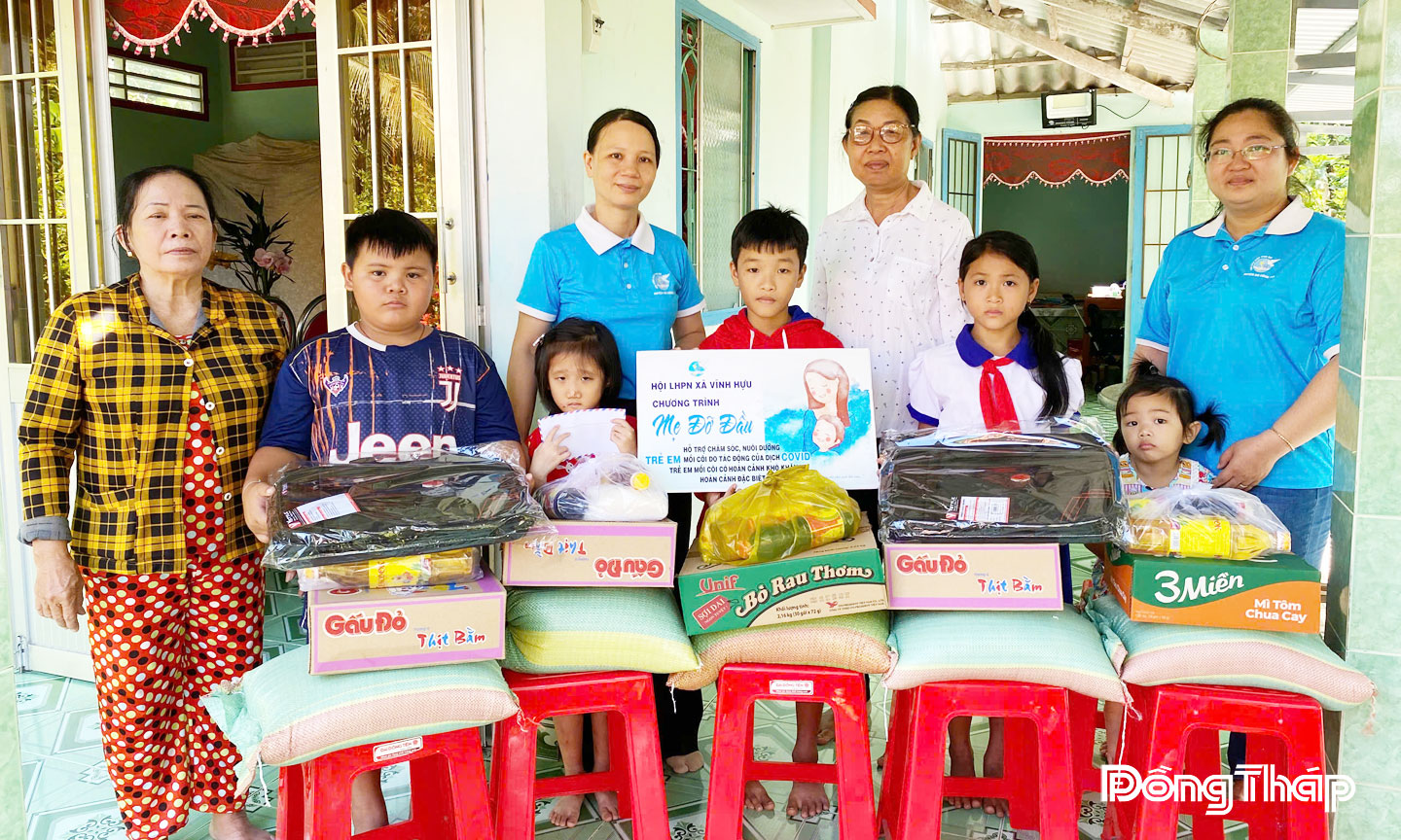  Hội Liên hiệp Phụ nữ xã Vĩnh Hựu đến thăm, tặng quà cho các em mồ côi trong Chương trình “Mẹ đỡ đầu” nhân dịp đầu năm học mới.