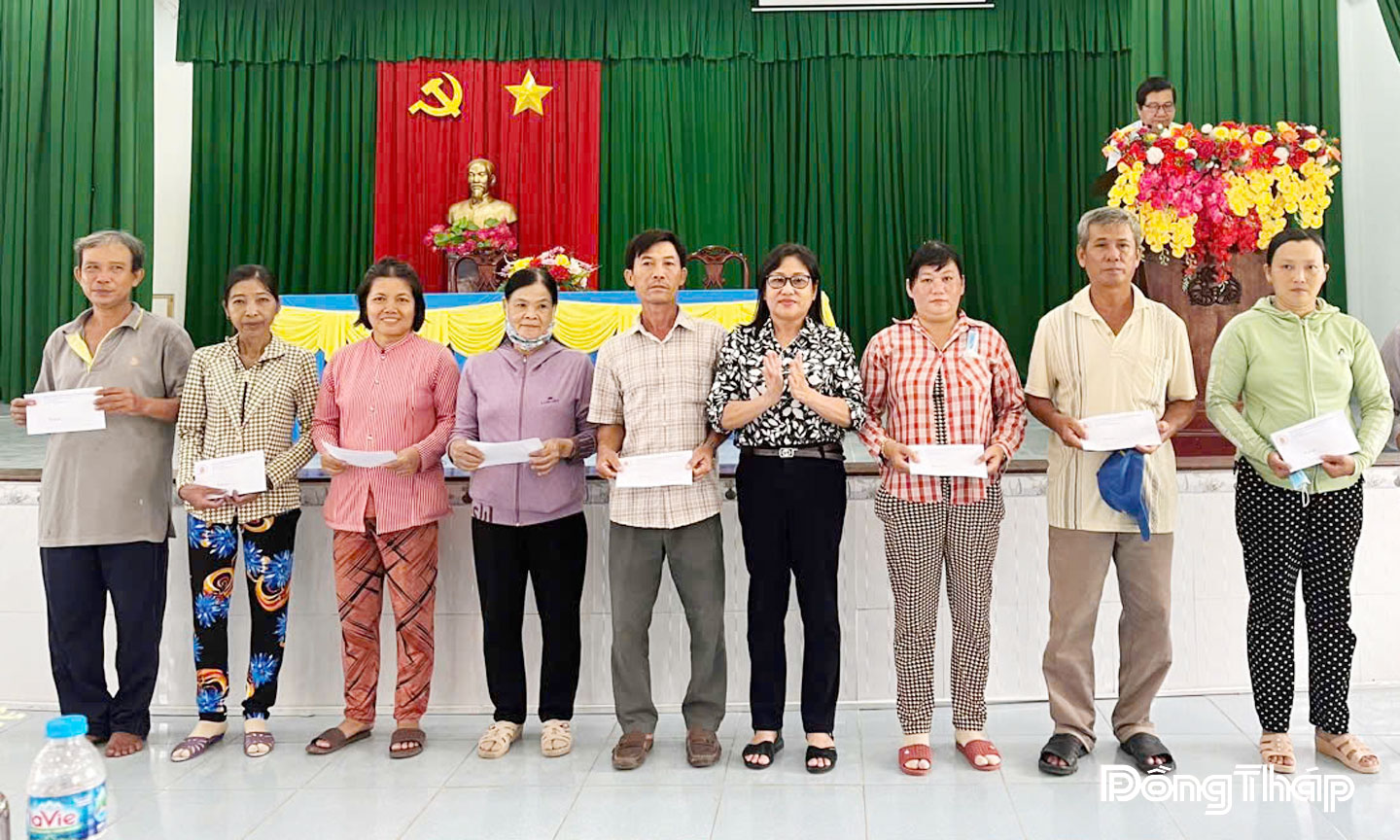 Chị Phạm Thị Mỹ trao quà cho các nạn nhân và thân nhân nạn nhân chất độc da cam có hoàn cảnh khó khăn.