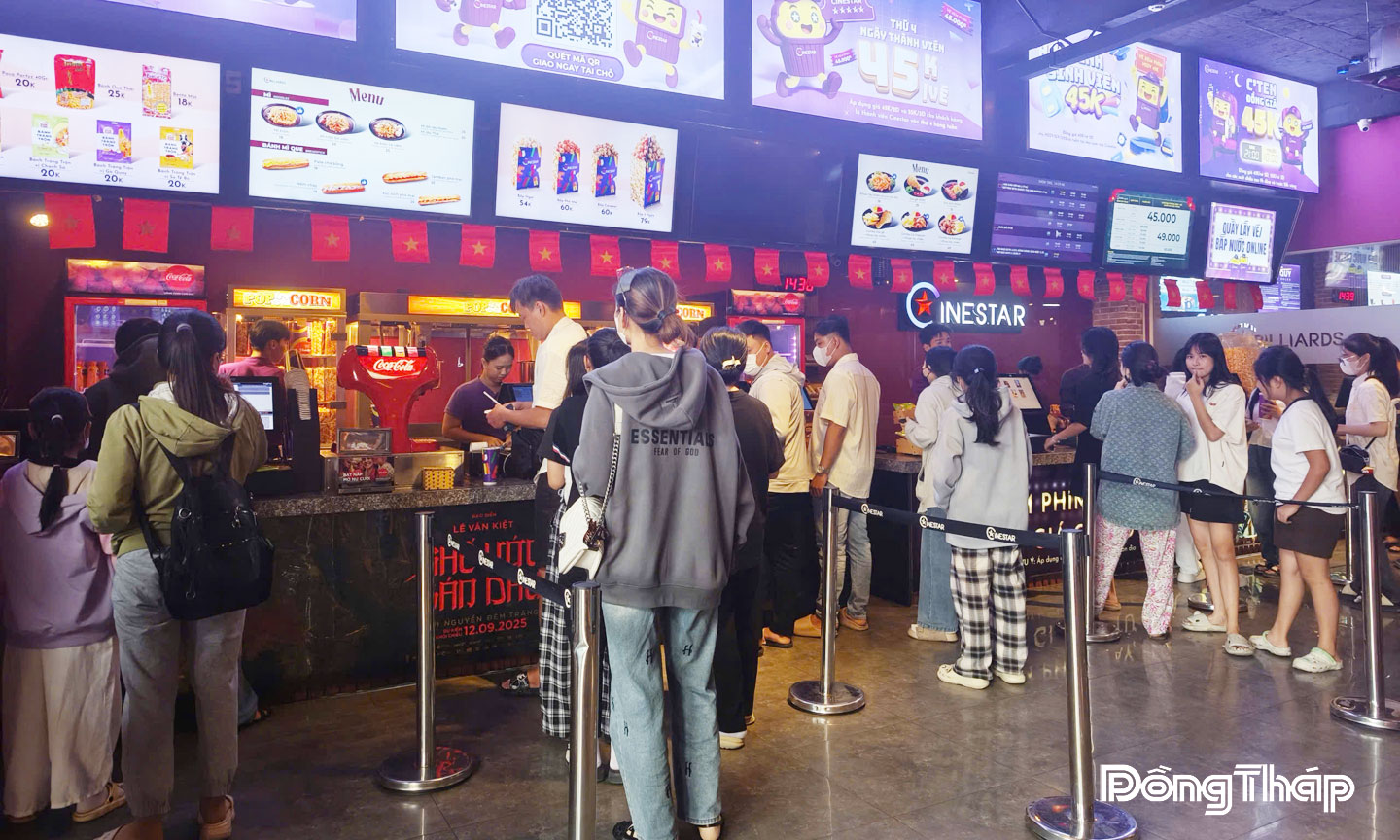 Đông đảo khán giả, nhất là giới trẻ đến xem phim tại Rạp chiếu phim  Cinestar Mỹ Tho. 