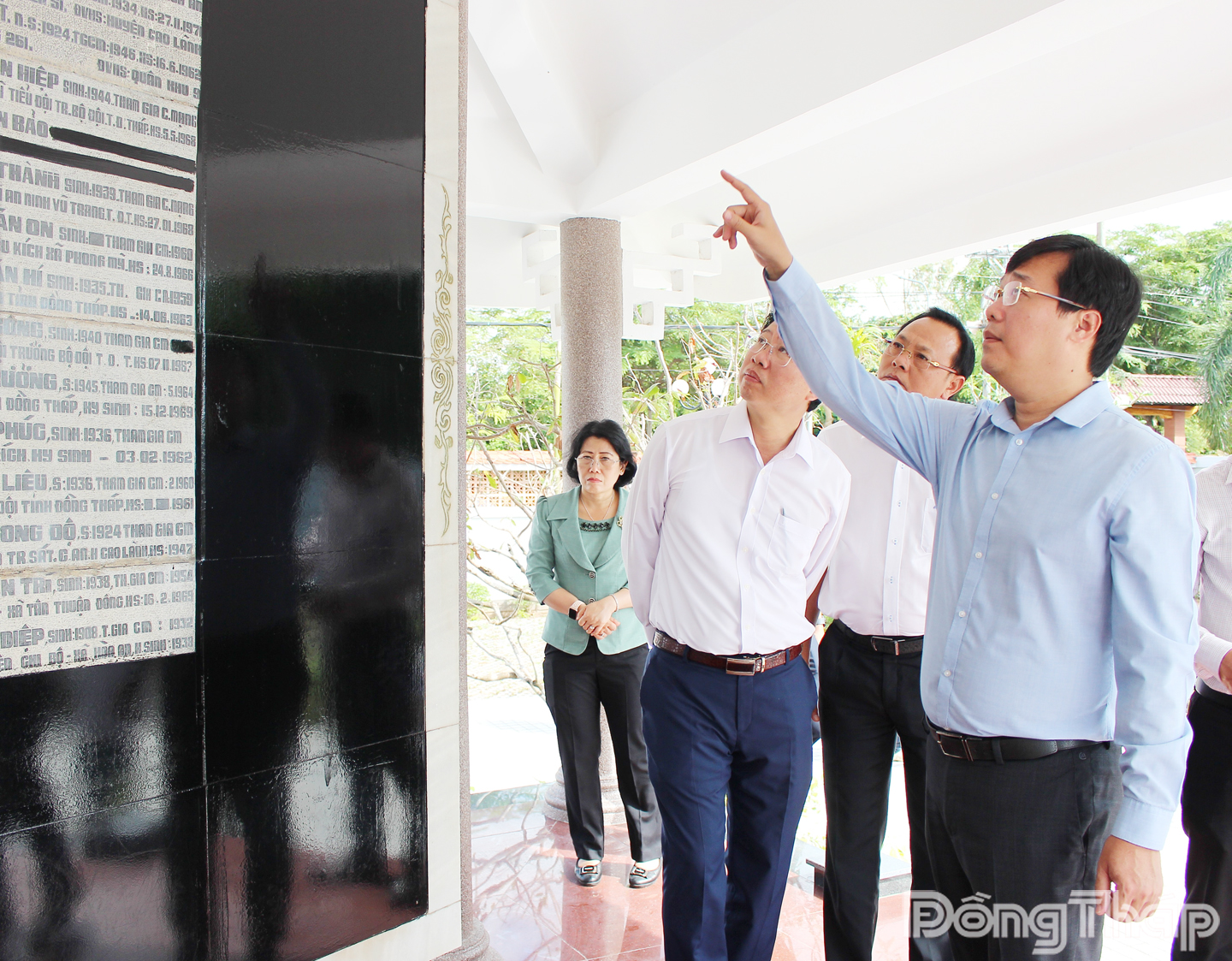 Đồng chí Lê Quốc Phong, Ủy viên Ban Chấp hành Trung ương Đảng, Bí thư Tỉnh ủy yêu cầu đơn vị thi công sửa chữa lại Bia tưởng niệm Anh hùng liệt sĩ.