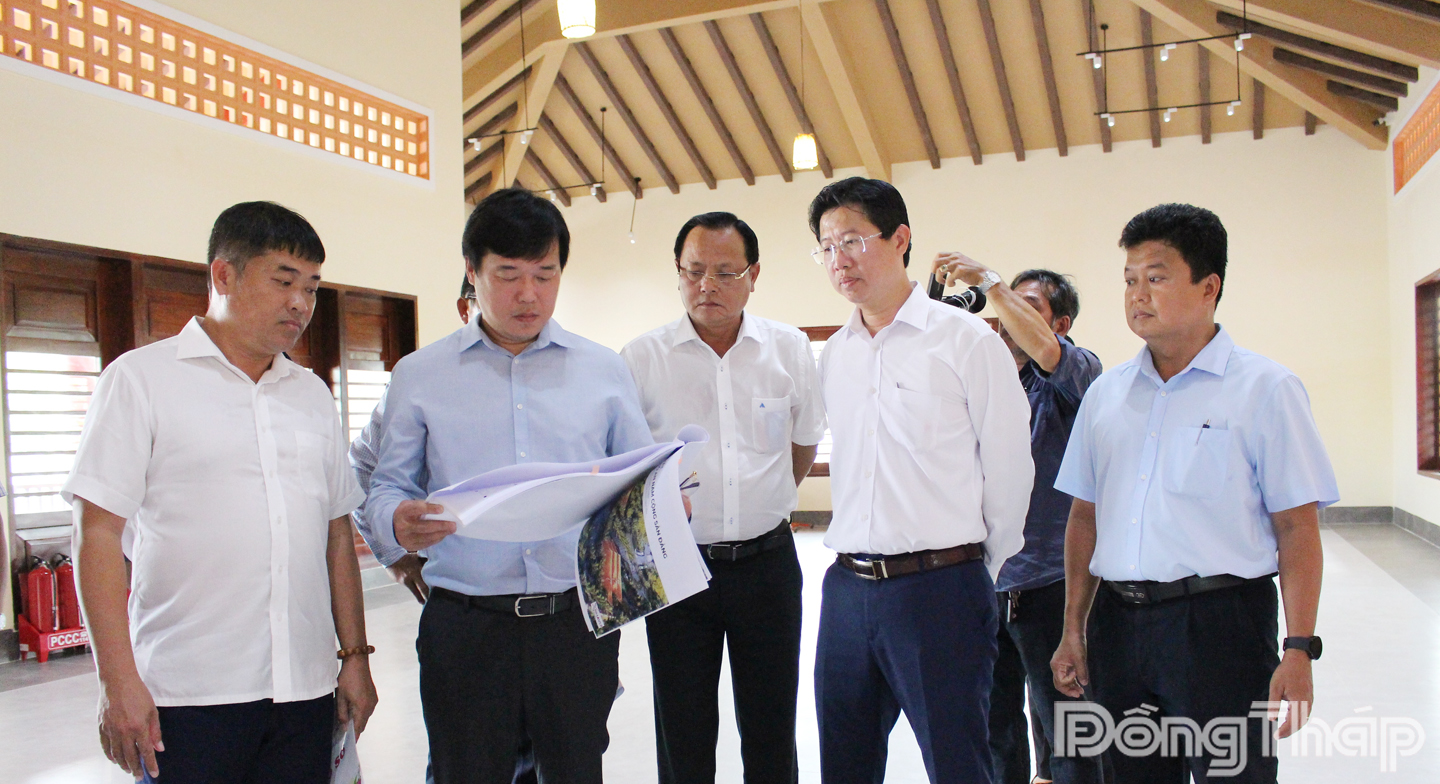 Đồng chí Lê Quốc Phong, Ủy viên Ban Chấp hành Trung ương Đảng, Bí thư Tỉnh ủy (thứ 2 từ trái sang) kiểm tra các hạng mục tại Khu lưu niệm Chi bộ An Nam Cộng sản Đảng.