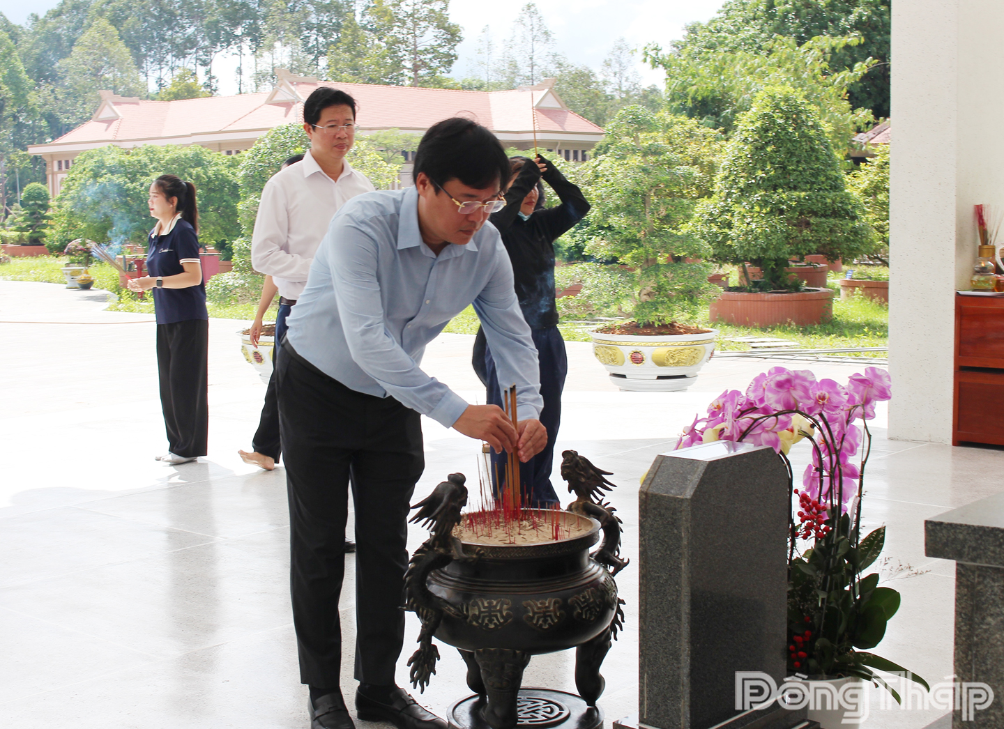 Đồng chí Lê Quốc Phong, Ủy viên Ban Chấp hành Trung ương Đảng, Bí thư Tỉnh ủy dâng hương tại Mộ Cụ Phó bảng Nguyễn Sinh Sắc.