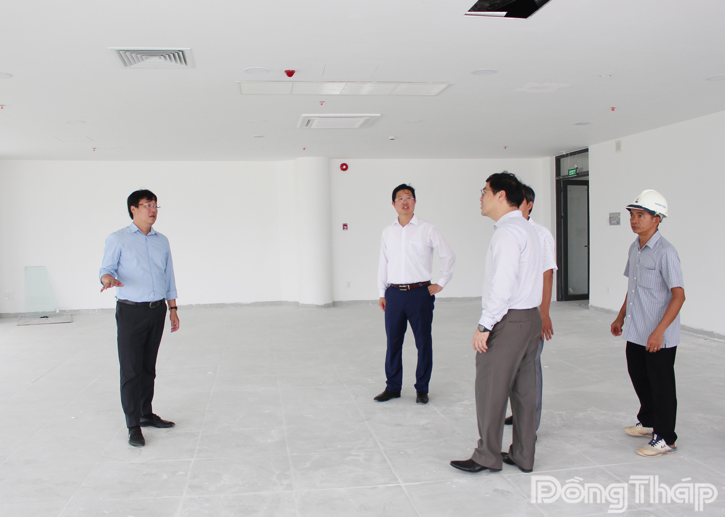 Đồng chí Lê Quốc Phong, Ủy viên Ban Chấp hành Trung ương Đảng, Bí thư Tỉnh ủy (bìa trái) kiểm tra Dự án Xây dựng công trình phục vụ Thiết chế văn hóa cho thanh thiếu nhi tỉnh Đồng Tháp.