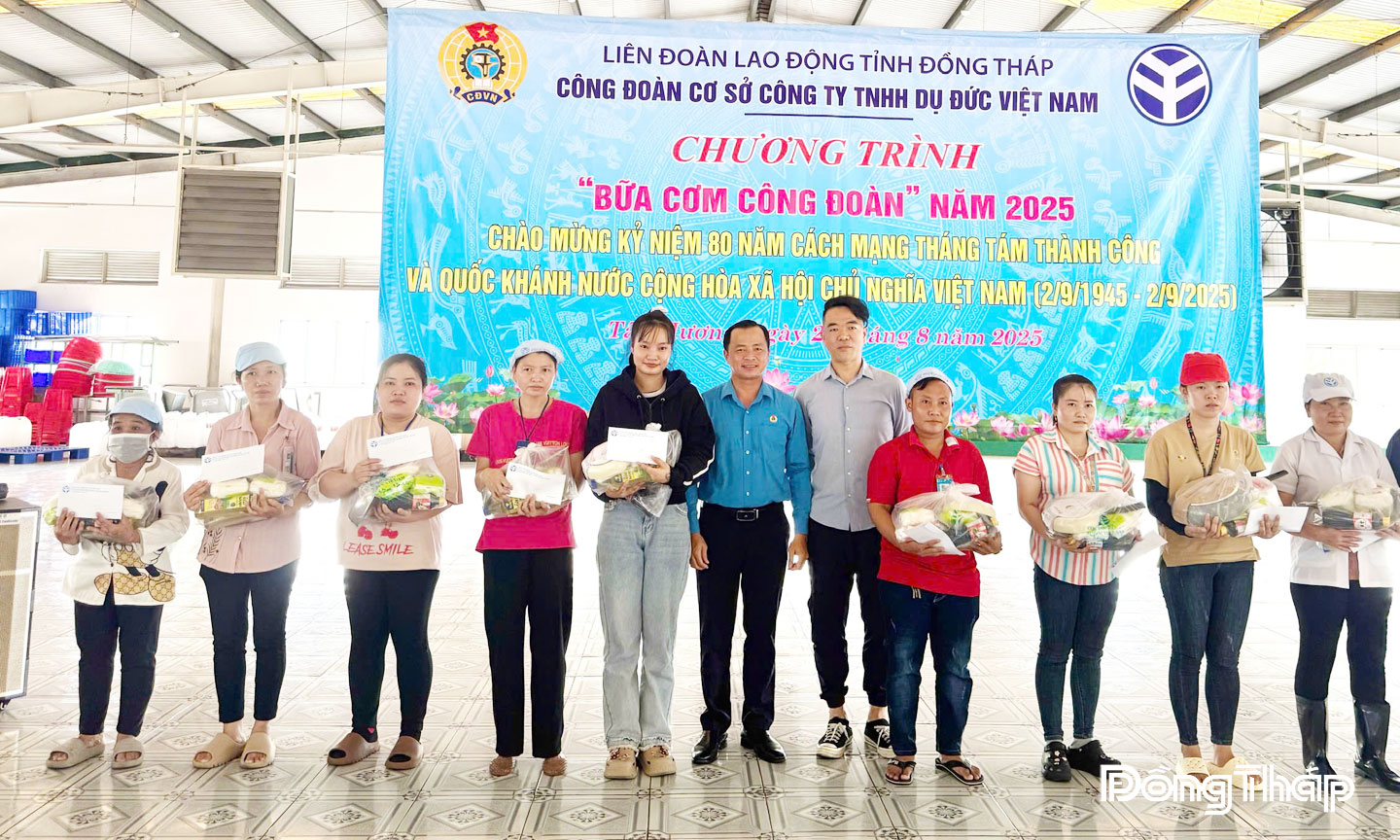 Ông Nguyễn Thanh Tuấn, Phó Chủ tịch Liên đoàn Lao động tỉnh cùng lãnh đạo Công ty TNHH Dụ Đức Việt Nam tặng quà cho đoàn viên tại Bữa cơm Công đoàn tổ chức dịp Kỷ niệm 80 năm Quốc khánh 2-9.