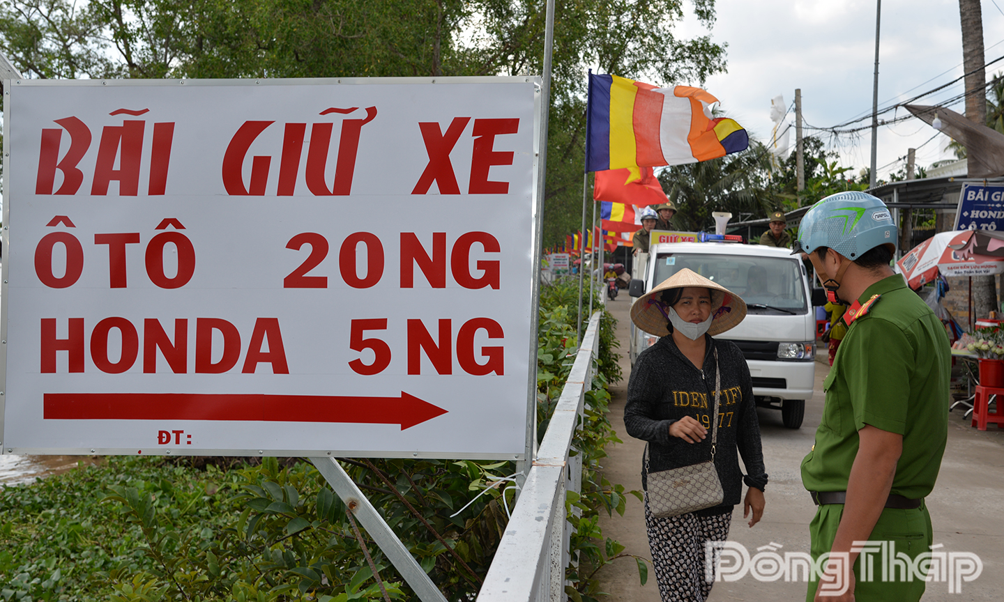 Nhiều bảng hiệu kiên cố được hàn cố đính vào song sắt bảo vệ  buộc tháo dỡ sau đó.