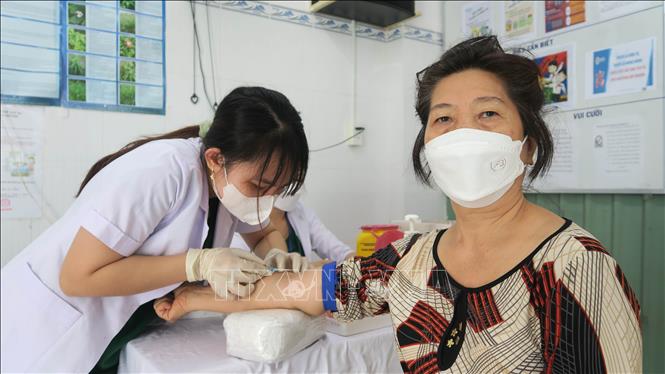 Hoạt động khám bệnh cho người cao tuổi tại Trạm Y tế Phường 9, Quận 8 (cũ), TP Hồ Chí Minh. Ảnh: Đinh Hằng/TTXVN