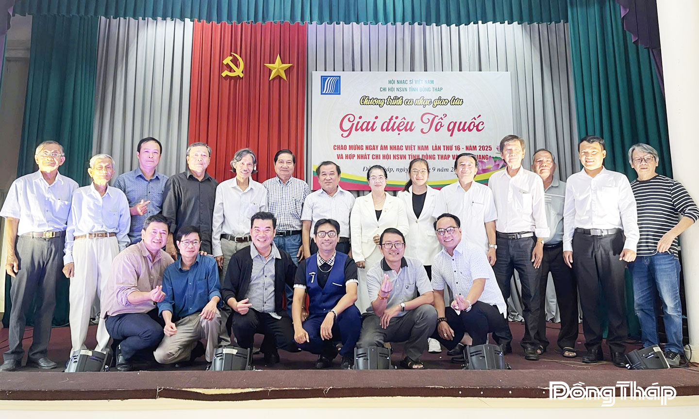 Các nhạc sĩ tham gia chương trình chụp ảnh lưu niệm.