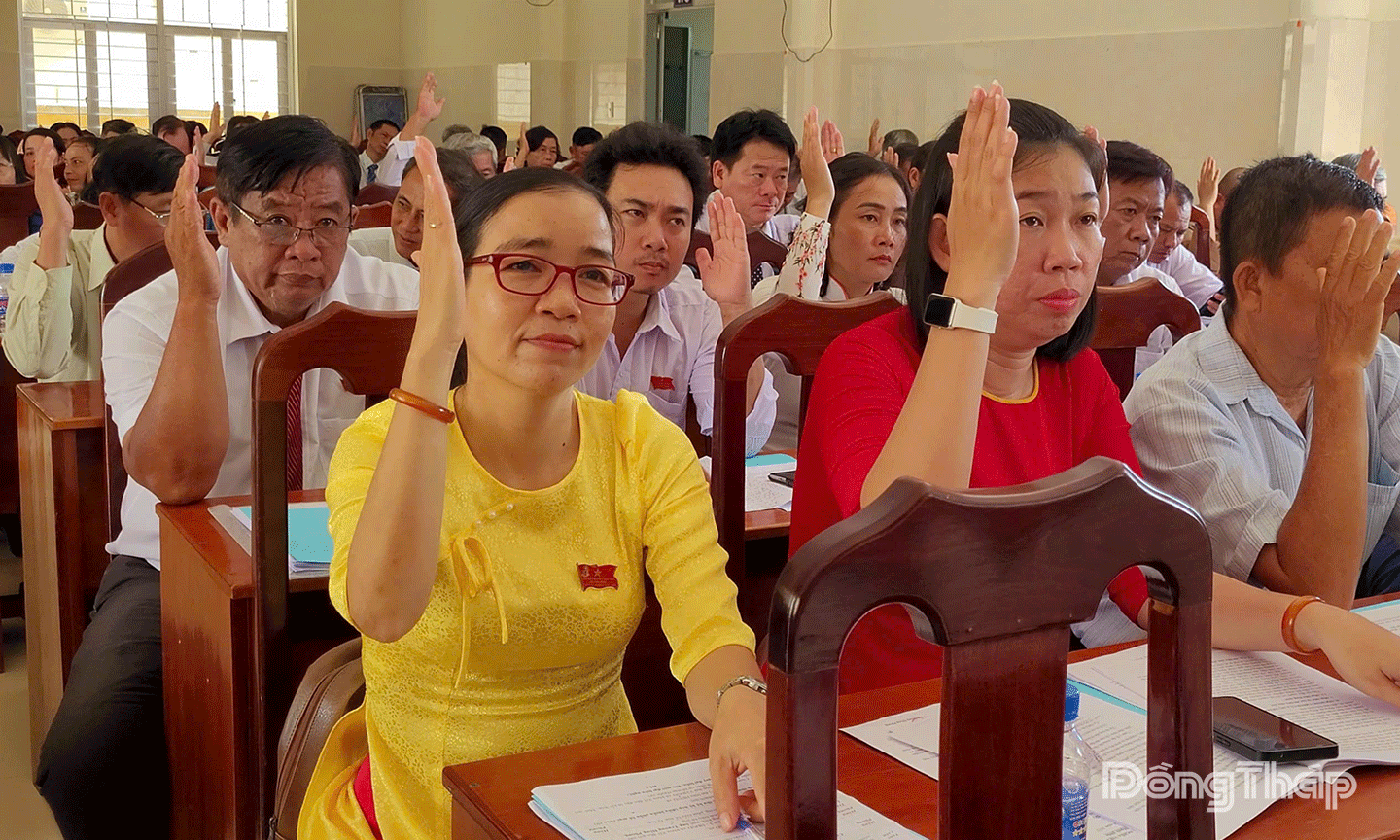 Đại biểu HĐND biểu quyết thông qua các Nghị quyết