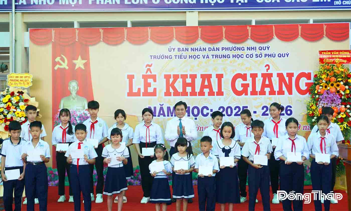Đồng chí Trần  Văn Dũng tặng học bổng cho các em học sinh có hoàn cảnh khó khăn