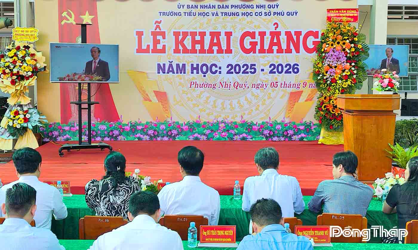 Đại biểu cùng toàn thể nhà trường tham dự trực tuyến Chương trình khai giảng tại Trung tâm Hội nghị Quốc gia. 