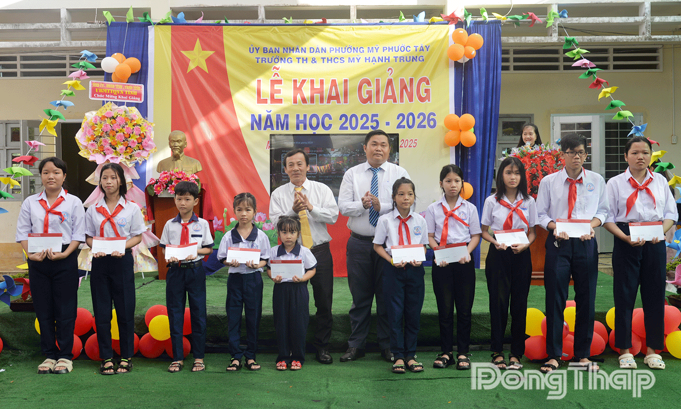 Trao học bổng, đồng phục cho học sinh có hoàn cảnh khó khăn.
