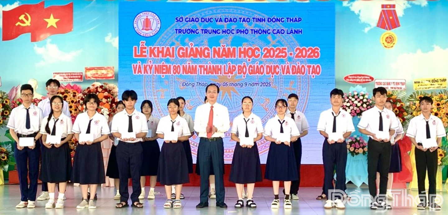 Đồng chí Trần Trí Quang, Phó Bí thư Tỉnh ủy, Chủ tịch UBND tỉnh Đồng Tháp trao học bổng cho học sinh Trường THPT Cao Lãnh.