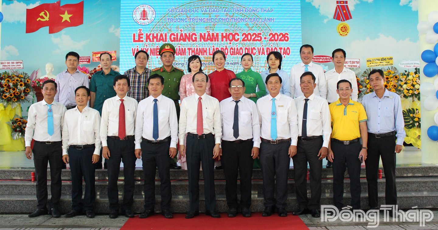 Đồng chí Trần Trí Quang, Phó Bí thư Tỉnh ủy, Chủ tịch UBND tỉnh Đồng Tháp (thứ 5 từ trái sang) chụp ảnh lưu niệm với đại biểu và Ban Giám hiệu Trường THPT Cao Lãnh.