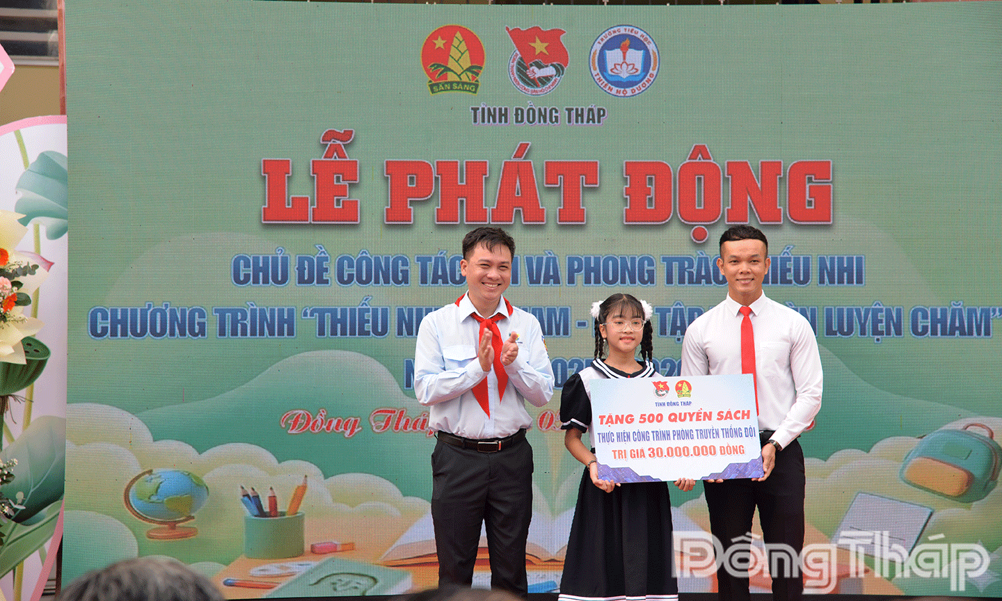 trao tặng Liên đội nhà trường công trình tủ sách phòng truyền thống Đội trị giá 30 triệu đồng 