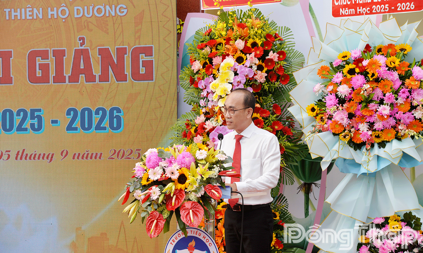 thầy Lê Văn Dũng, Bí thư Đảng bộ, Hiệu trưởng nhà trường thông qua báo cáo tình hình, phương hướng, nhiệm vụ năm học mớ