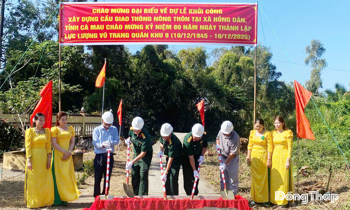 Đại tá Lê Hoàng Giữ, Phó Chủ nhiệm Chính trị Quân khu, Trưởng Đoàn công tác của Quân khu cùng các đại biểu thực hiện Lễ khởi công xây dựng 2 căn nhà “Tình đồng đội” và 5 căn nhà đại đoàn kết tại ấp Ninh Định - địa điểm đóng quân của Bộ Tư lệnh Quân khu thời kỳ kháng chiến chống Pháp.