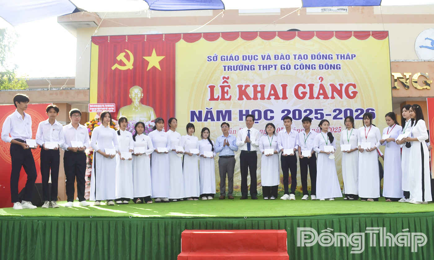 Đồng chí Nguyễn Thành Diệu trao học bổng cho các em học sinh vượt khó, hiếu học.