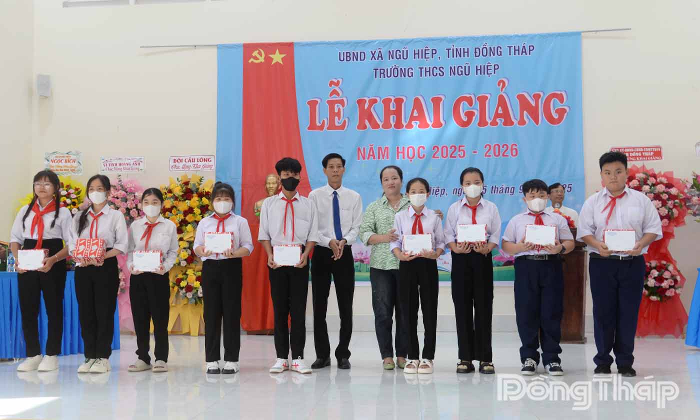 Bên cạnh các suất học bổng của tỉnh, Trường THCS Ngũ Hiệp cũng đã vận đọng nhiều phần quà tặng các em học sinh có hoàn cảnh khó khăn.