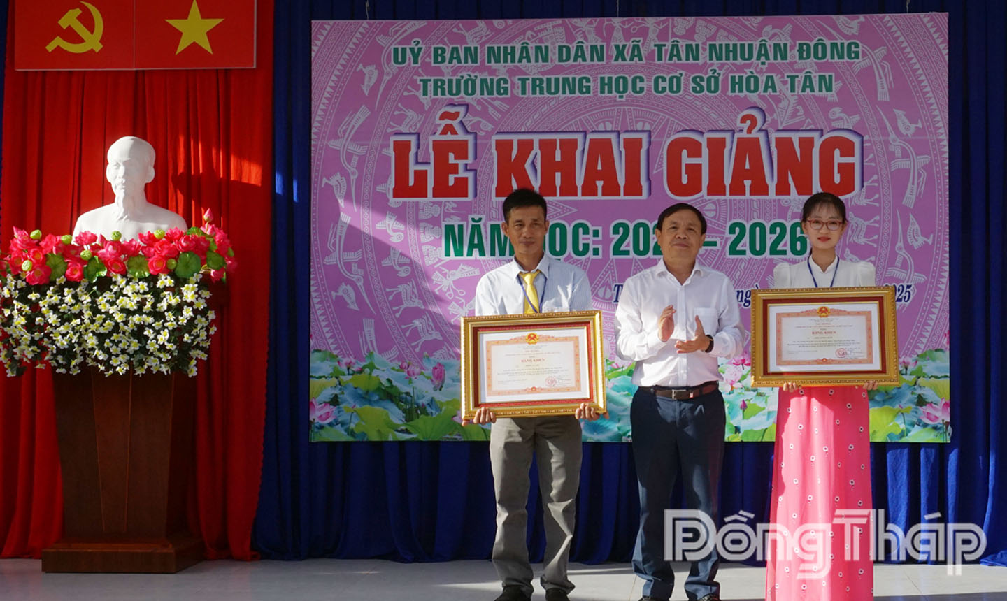 Đồng chí Phan Văn Thắng - Phó Bí thư Tỉnh ủy, Chủ tịch Ủy ban Mặt trận Tổ quốc Việt Nam tỉnh Đồng Tháp trao bằng khen của Thủ tướng Chính phủ cho 2 cá nhân có thành tích trong công tác giáo dục và đào tạo của trường