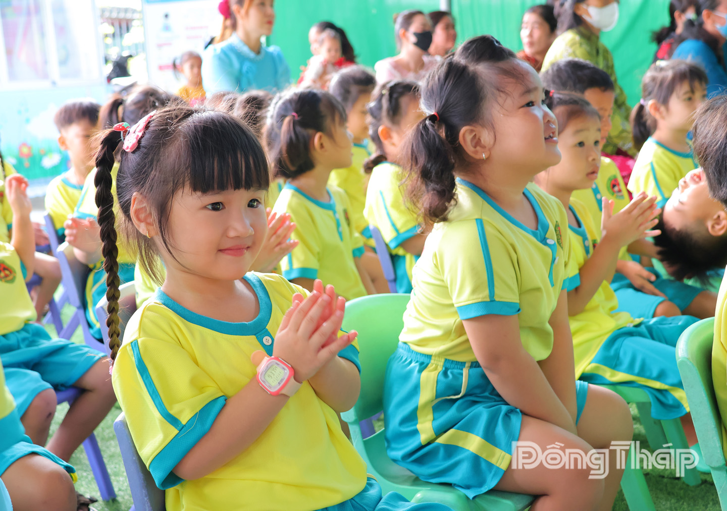 Các em nhỏ Trường Mầm non Mỹ Xương, xã Mỹ Thọ tham dự buổi khai giảng sáng nay.