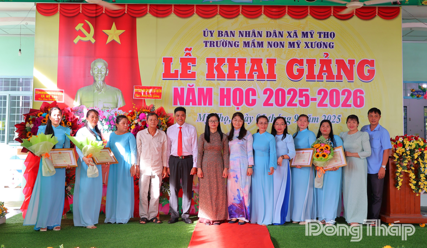 Đồng chí Nguyễn Thị Kim Tuyến, Ủy viên Ban Thường vụ Tỉnh ủy, Trưởng Ban Tuyên giáo và Dân vận Tỉnh ủy, lãnh đạo xã Mỹ Thọ trao tặng giấy khen cho các giáo viên đạt danh hiệu Chiến sĩ thi đua cơ sở.
