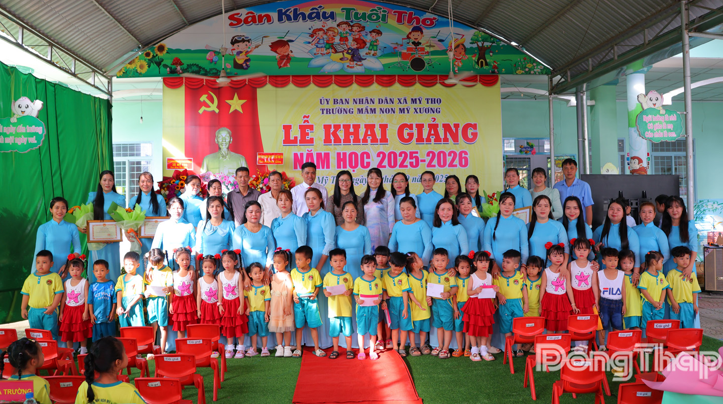 Đồng chí Nguyễn Thị Kim Tuyến, Ủy viên Ban Thường vụ Tỉnh ủy, Trưởng Ban Tuyên giáo và Dân vận Tỉnh ủy, lãnh đạo xã Mỹ Thọ chụp ảnh lưu niệm cùng Ban Giám hiệu, quý thầy cô cùng các em nhỏ Trường Mầm non Mỹ Xương.