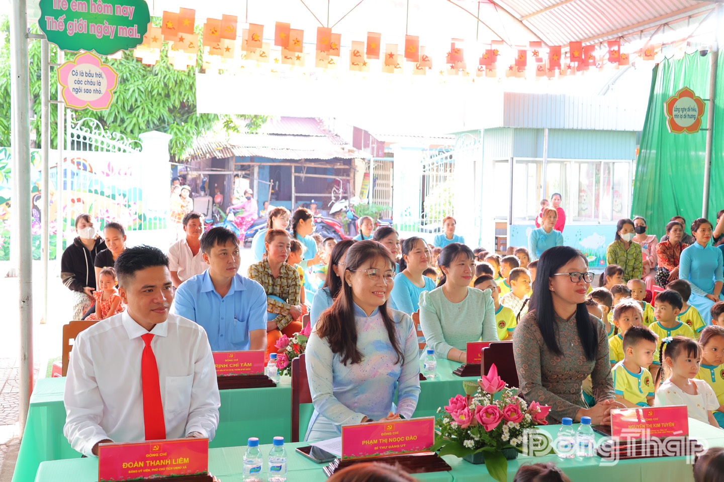 Đồng chí Nguyễn Thị Kim Tuyến, Ủy viên Ban Thường vụ Tỉnh ủy, Trưởng Ban Tuyên giáo và Dân vận Tỉnh ủy (bìa phải) dự Lễ khai giảng tại Trường Mầm non Mỹ Xương.