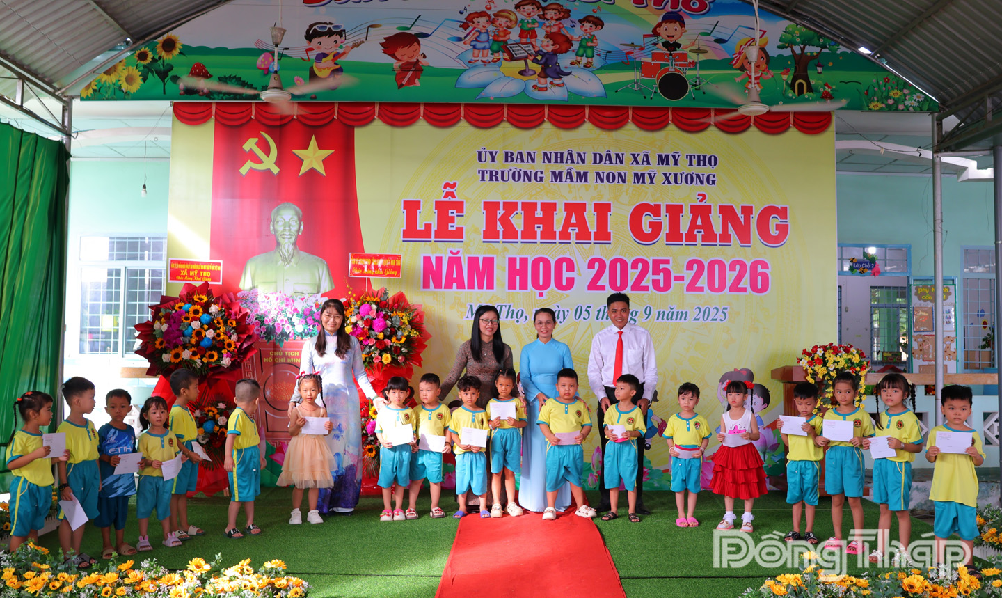 Đồng chí Nguyễn Thị Kim Tuyến, Ủy viên Ban Thường vụ Tỉnh ủy, Trưởng Ban Tuyên giáo và Dân vận Tỉnh ủy, lãnh đạo xã Mỹ Thọ trao tặng học bổng cho các em nhỏ có hoàn cảnh khó khăn.