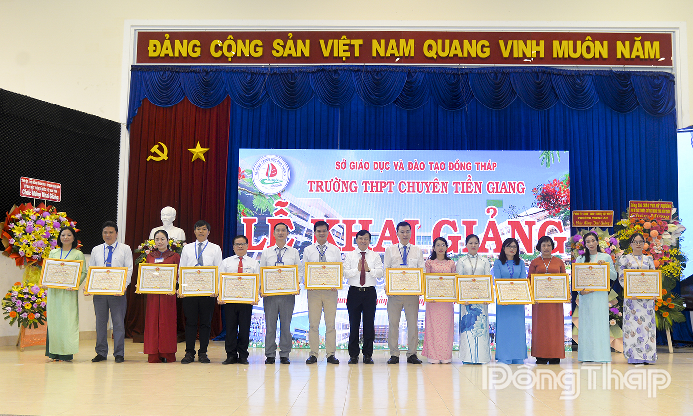 Đồng chí Lê Quang Trí, Giám đốc Sở Giáo dục và Đào tạo tỉnh Đồng Tháp trao Bằng khen của Chủ tịch UBND tỉnh cho các thầy cô giáo trực tiếp dạy học sinh đạt giải Nhì, Ba trong kỳ thi chọn Học sinh giỏi Quốc gia THPT năm học 2024 - 2025 do Bộ Giáo dục và Đào tạo tổ chức.