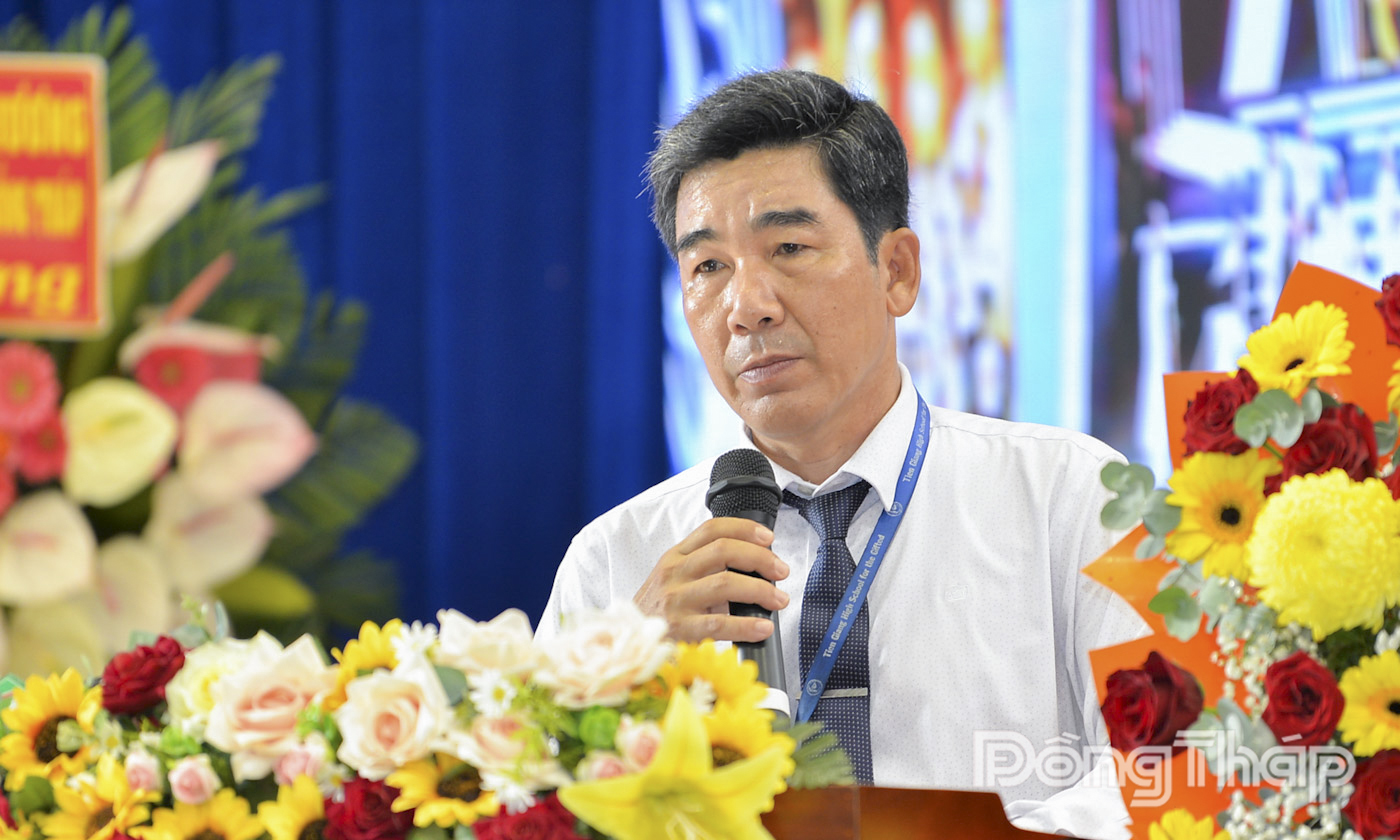 Thầy Lưu Minh Trí, Hiệu trưởng Trường THPT Chuyên Tiền Giang phát biểu tại Lễ Khai giảng.