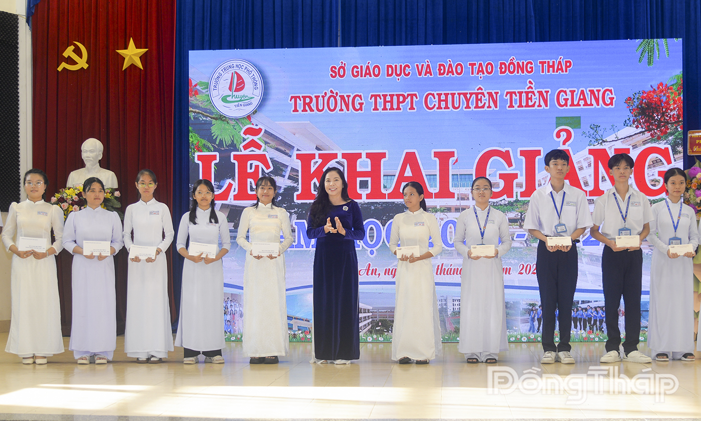 Bà Lương Thị Diễm Trang, Chủ tịch Hội đồng quản trị kiêm Giám đốc Công ty Cổ phần Cảng Mỹ Tho trao tặng học bổng cho học sinh. 