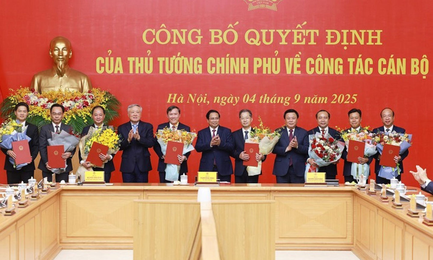At the ceremony to announce and present decisions on appointment, transfer, and reception of leaders across eight ministries and institutions in Hanoi on September 4. (Photo: VNA).