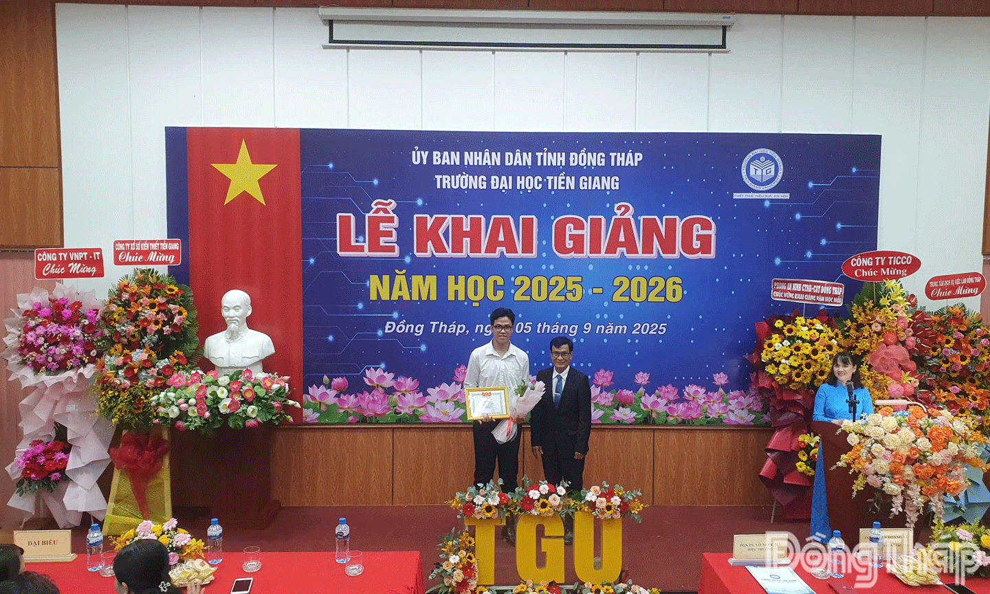 PGS.TS Võ Ngọc Hà, Hiệu trưởng Trường Đại học Tiền Giang trao 