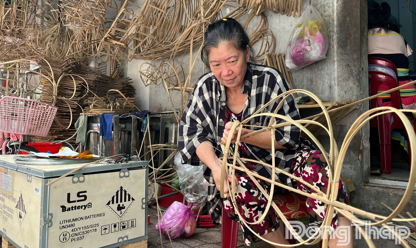  Bà Nguyễn Thị Ngọc Ngân tỉ mỉ làm lồng đèn trung thu thủ công phục vụ khách hàng. 