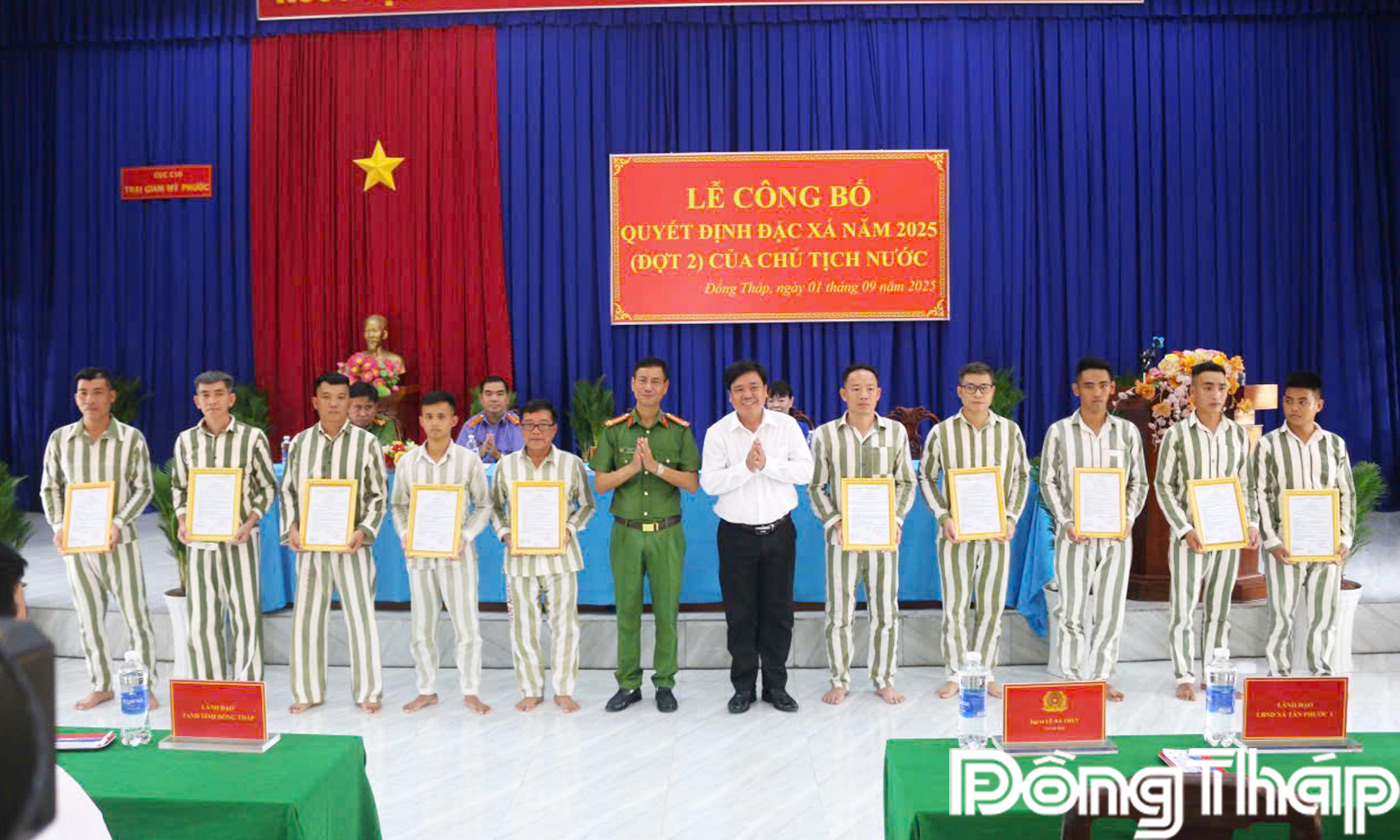 Trao quyết định đặc xá cho các PN