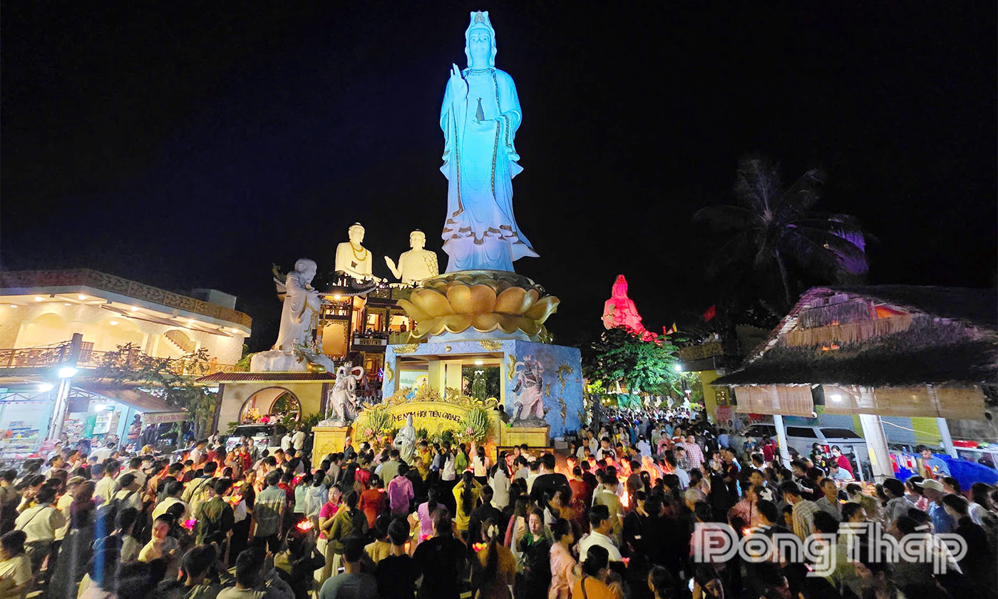 Chùa Liên hoa thu hút đông đảo người dân, du khách trong dịp Rằm tháng 7.