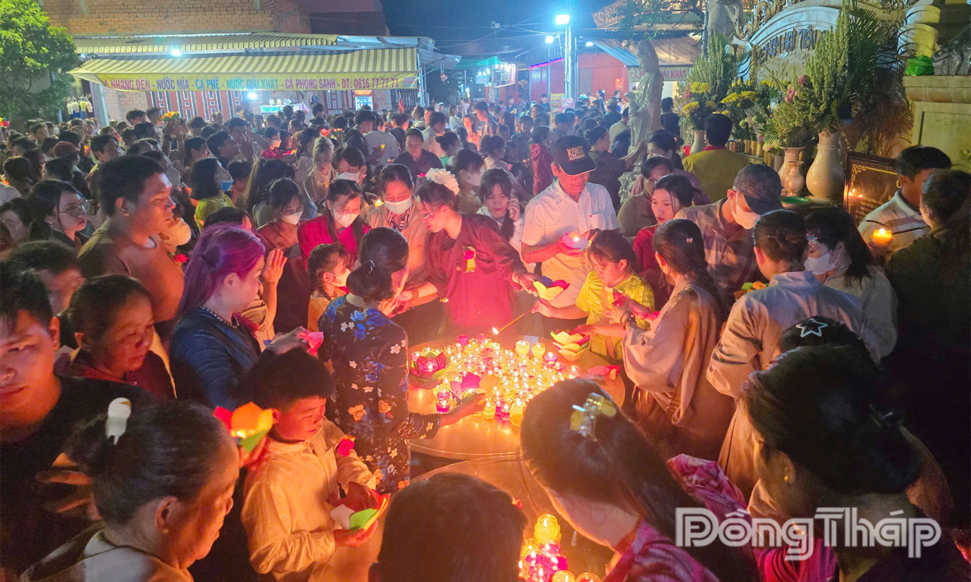 Đông đảo người dân, du khách đến tham gia Đại lễ Vu lan báo hiếu tại chùa
