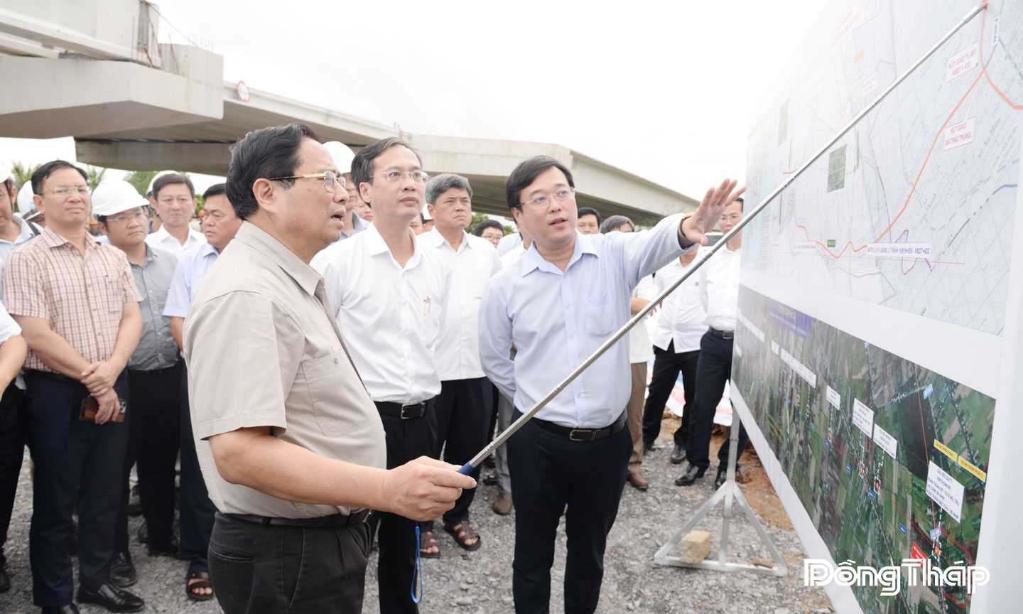 Thủ tướng Chính phủ Phạm Minh Chính khảo sát thực tế tiến độ thi công công trình cao tốc Cao Lãnh - An Hữu.  Ảnh: M. THÀNH