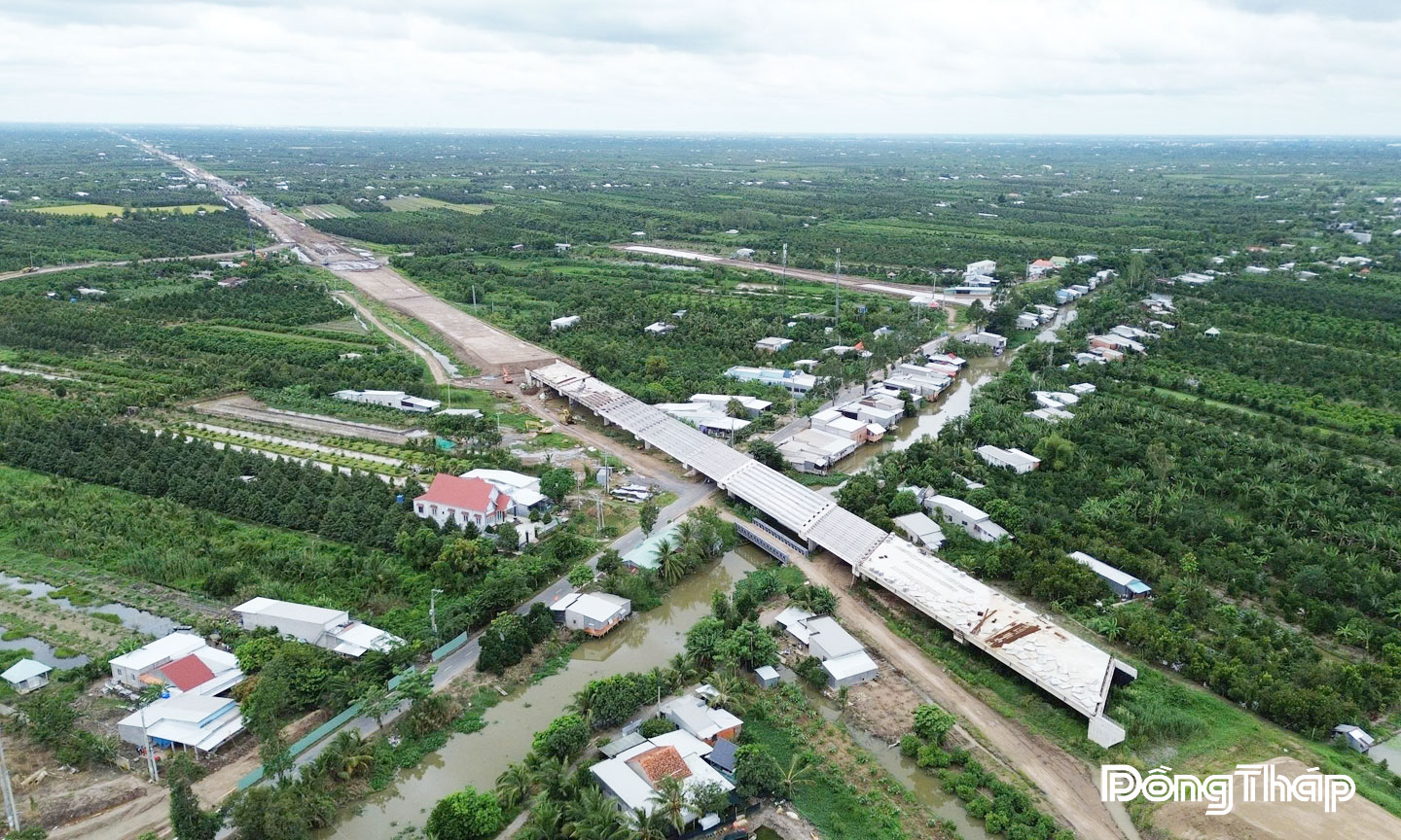 Nút giao Dự án thành phần 1 và  Dự án thành phần 2 cao tốc Cao Lãnh - An Hữu đang được đẩy nhanh tiến độ thi công.   Ảnh: Minh Thành