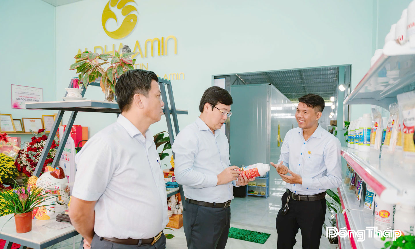 Đồng chí Lê Quốc Phong, Ủy viên Trung ương Đảng, Bí thư Tỉnh ủy Đồng Tháp  trong lần thăm doanh nghiệp Alpha Amin. 