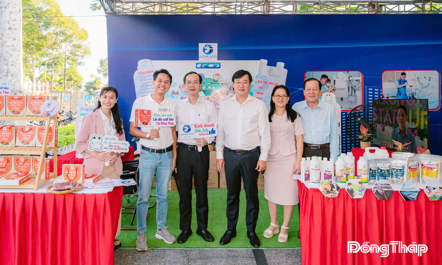 Lãnh đạo tỉnh Đồng Tháp tham quan gian hàng của Công ty Alpha Amin tại Lễ phát động phong trào “Bình dân học vụ số” tỉnh Đồng Tháp.