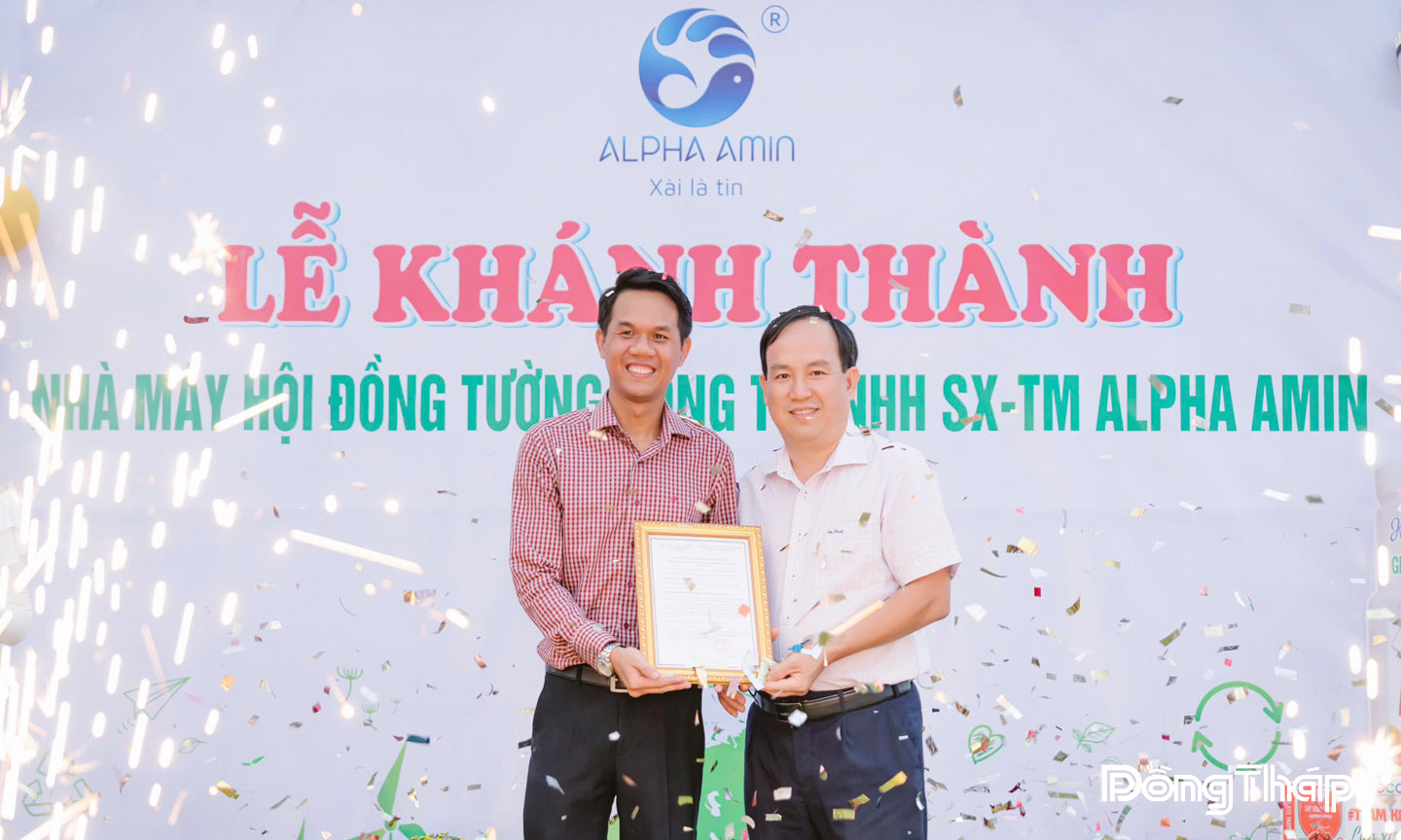 Đồng chí Huỳnh Minh Đường, Phó Giám đốc Sở Nông nghiệp và Môi trường tỉnh Đồng Tháp trao Giấy chứng nhận đủ điều kiện sản xuất cho nhà máy Công ty Alpha Amin.